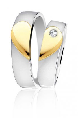 Stbrn snubn prsteny ve tvaru dvoj srdek ze lutho zlata