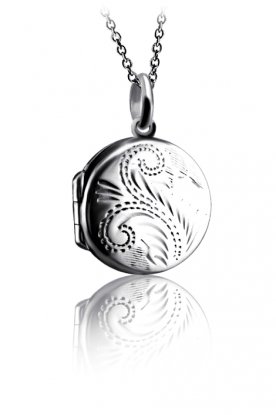 Kulatý otevírací medailonek ze stříbra s ručním rytím