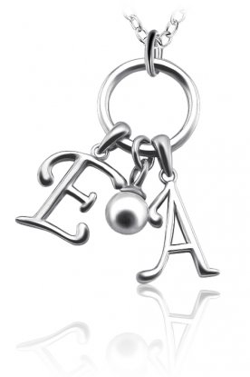 Stříbrný náhrdelník s písmenky a perličkou.